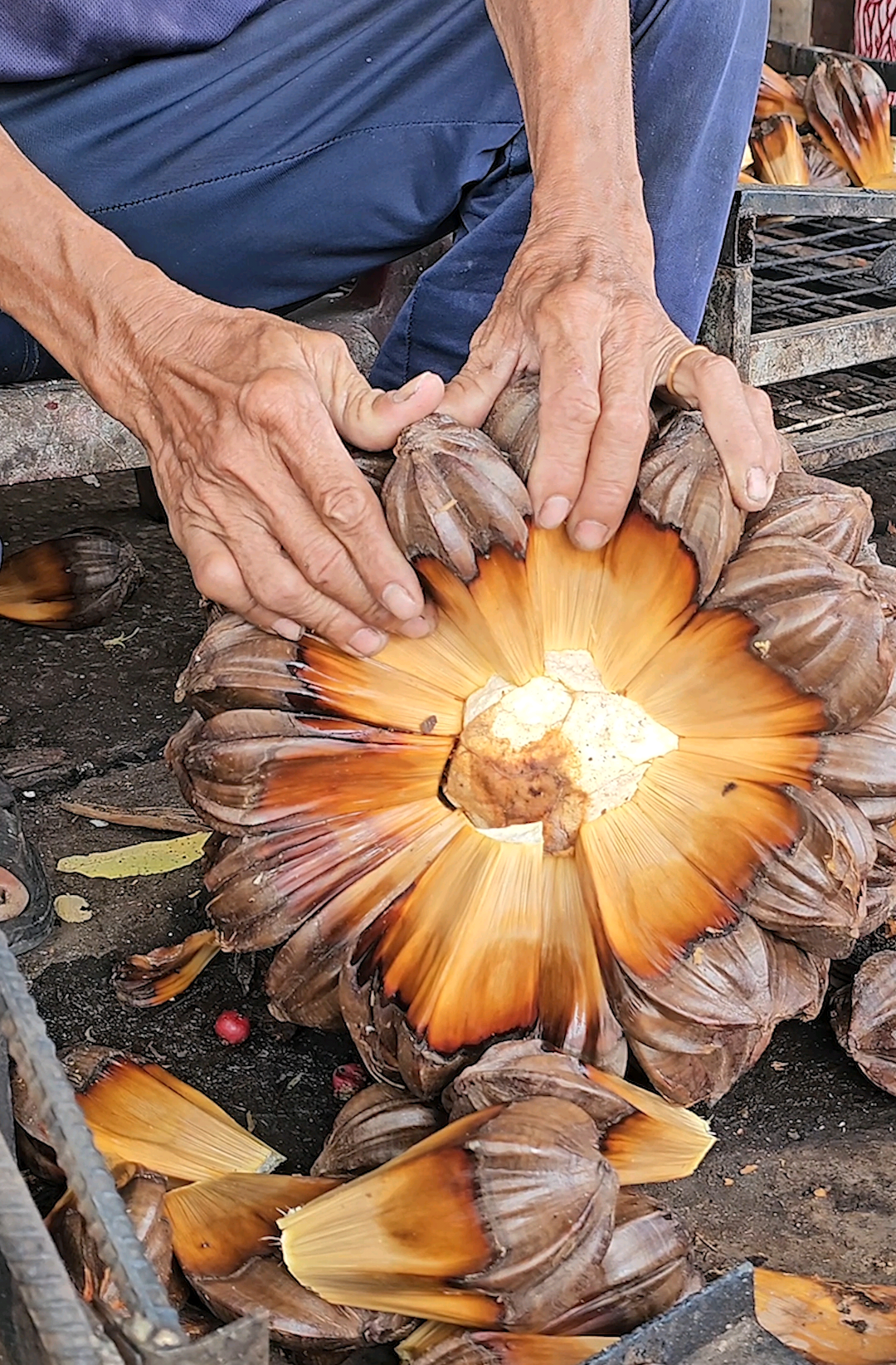 The Most Unique Fruit Juice in the World - Fruit Cutting Skills - Vietnamese Street Food Price : VND 25,000 / USD 1 Location : Ho Chi Minh City #streetfood #vietnamese #fruit 