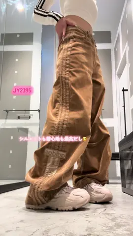 . . . アディブレイク 起毛ツイルジャケット🧥 . 肌触りもよく、ここからの季節にはもってこいなアイテム💕 . アディブレイク特有のロゴマークがパンツにもジャケットにもついてて可愛い🥹！！ . 上下別でもお使いいただけるのでオススメです🫶🏽 . #adidasoriginals #商品紹介 #ファッション #アパレル店員 #おすすめ 