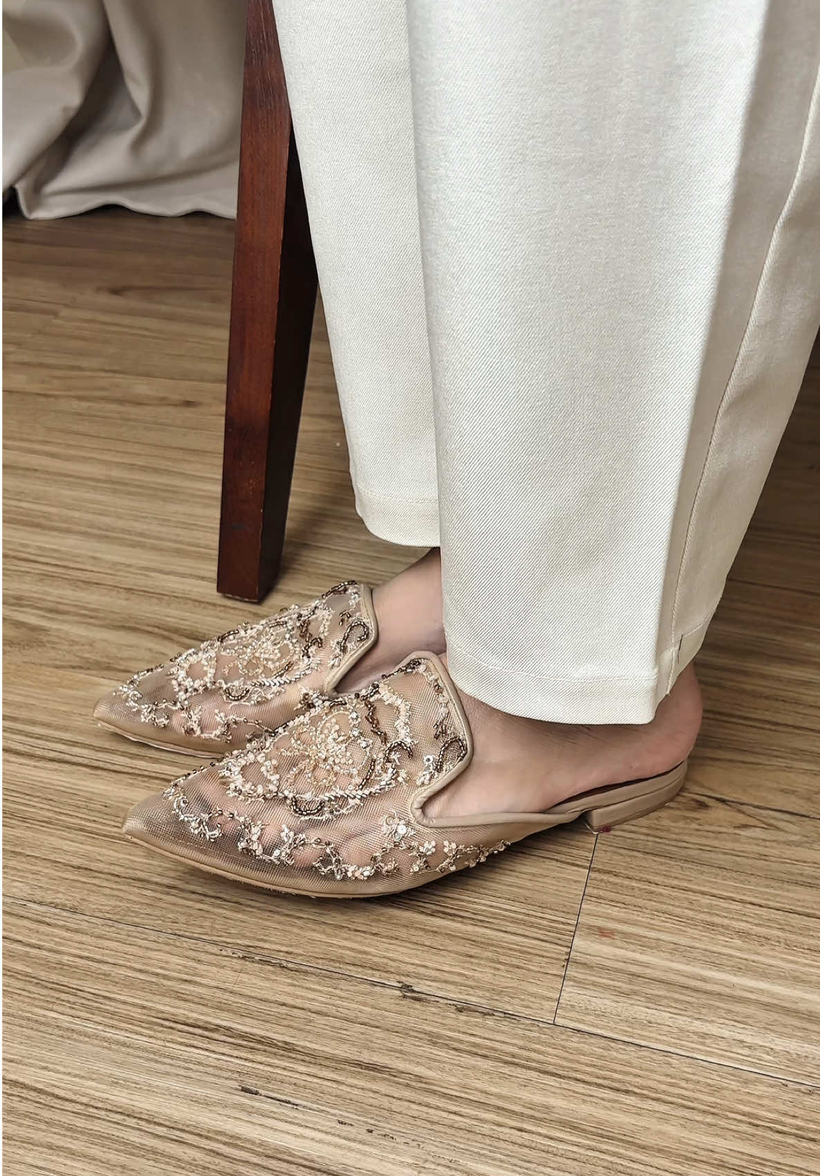 A blend of elegance and playfulness—trust me, you’ll want to see this till the end👀✨ #VAIA #shoes #mules #craftsmanship #belilokal 