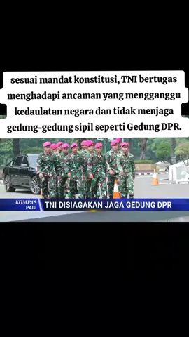 KOMPAS.TV - Prajurit TNI tampak berjaga di Gedung DPR/MPR RI. Sejumlah kendaraan taktis juga terparkir di depan Gedung DPR. Penjagaan yang dilakukan TNI ini menyusul pernyataan Menteri Pertahanan, Sjafrie Sjamsoeddin, yang menyebut TNI akan terus disiagakan untuk menjaga kompleks parlemen, Gedung DPR RI, hingga kondisi dianggap kondusif. Ketua Umum YLBHI, Muhamad Isnur, mengkritik Menhan yang menempatkan anggota TNI untuk menjaga Gedung DPR. Isnur menyebut penempatan TNI ini tidak tepat. Menurutnya, sesuai mandat konstitusi, TNI bertugas menghadapi ancaman yang mengganggu kedaulatan negara dan tidak menjaga gedung-gedung sipil seperti Gedung DPR. Baca Juga Debat Soleman B. Ponto, Syarief Hasan dan Pengamat Militer soal Urgensi TNI Jaga Gedung DPR di https://www.kompas.tv/nasional/618102/debat-soleman-b-ponto-syarief-hasan-dan-pengamat-militer-soal-urgensi-tni-jaga-gedung-dpr #tni #dpr #menhan #tnijagadpr Artikel ini bisa dilihat di :  https://www.kompas.tv/nasional/618117/tni-jaga-gedung-dpr-ketua-ylbhi-kritik-menhan-memangnya-rakyat-ancaman-kedaulatan-negara