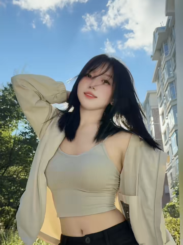 e bán áo này nhé mấy a.c #travel #viral #viralvideo #viraltiktok #fyp #foryou #foryoupage #xinhgaitiktok #music #trending #vairal #parati #onthisday #tiktok