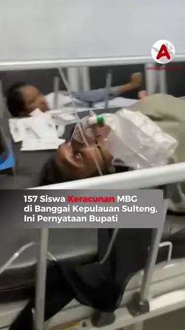 Sebanyak 157 pelajar dari berbagai jenjang di Kota Salakan, Kabupaten Banggai Kepulauan, Sulawesi Tengah, dilarikan ke RSUD Trikora pada Rabu (17/9/2025). Mereka mengalami gejala mual, muntah, sesak napas, gatal, hingga kram perut setelah menyantap menu Makanan Bergizi Gratis (MBG). Korban berasal dari empat sekolah, yakni SDN Inpres Tompudau, SMP Negeri 1 Tinangkung, SMA Negeri 1 Tinangkung, dan SMK Negeri 1 Tinangkung. Dari total 157 siswa, sebanyak 77 orang masih dirawat intensif di rumah sakit, sementara 80 lainnya diperbolehkan pulang untuk rawat jalan. Penanggung jawab program MBG, Zulkifli Lamiju, menyampaikan permintaan maaf terbuka. Ia menegaskan insiden ini murni kelalaian tanpa unsur kesengajaan. Pihaknya juga memastikan tenaga gizi dan staf lapangan langsung fokus menangani para siswa yang terdampak. Bupati Banggai Kepulauan, Rusli Moidady, menyampaikan rasa prihatin mendalam atas kejadian tersebut. Ia menekankan bahwa seluruh korban harus mendapatkan perawatan medis terbaik. “Pemerintah daerah akan segera mengevaluasi menyeluruh pelaksanaan program MBG agar insiden serupa tidak terulang,” ujarnya. Laporan awal menyebutkan dugaan sumber keracunan berasal dari lauk ikan cakalang yang diduga tidak layak konsumsi. Kasus ini masih dalam proses penyelidikan lebih lanjut. Follow terus @ayoindonesiacom #KeracunanMBG #MBG #banggaikepulauan #sulsel