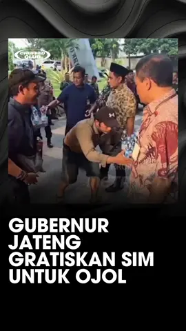 “GUBERNUR JATENG GRATISKAN SIM UNTUK OJOL 🚦🍃 Kabar baik untuk para driver ojek online di Jawa Tengah! Program ini dihadirkan sebagai bentuk dukungan pemerintah untuk meningkatkan keselamatan berkendara sekaligus meringankan beban biaya pembuatan SIM yang kerap menjadi keluhan para ojol. Langkah ini diapresiasi karena membantu para pekerja transportasi online yang sehari-hari mencari nafkah di jalan. Dengan SIM gratis, diharapkan semakin banyak pengemudi yang tertib aturan lalu lintas, mengurangi angka kecelakaan, dan menjaga keselamatan penumpang. Namun, ada juga yang bertanya: apakah kebijakan ini akan diperluas untuk masyarakat umum yang kurang mampu? Atau hanya fokus pada ojol saja? Publik menunggu implementasi yang adil agar manfaatnya bisa dirasakan lebih luas. 💡” #SIMGratisOjol #GubernurJateng #OjolIndonesia #KeselamatanBerkendara #FYP