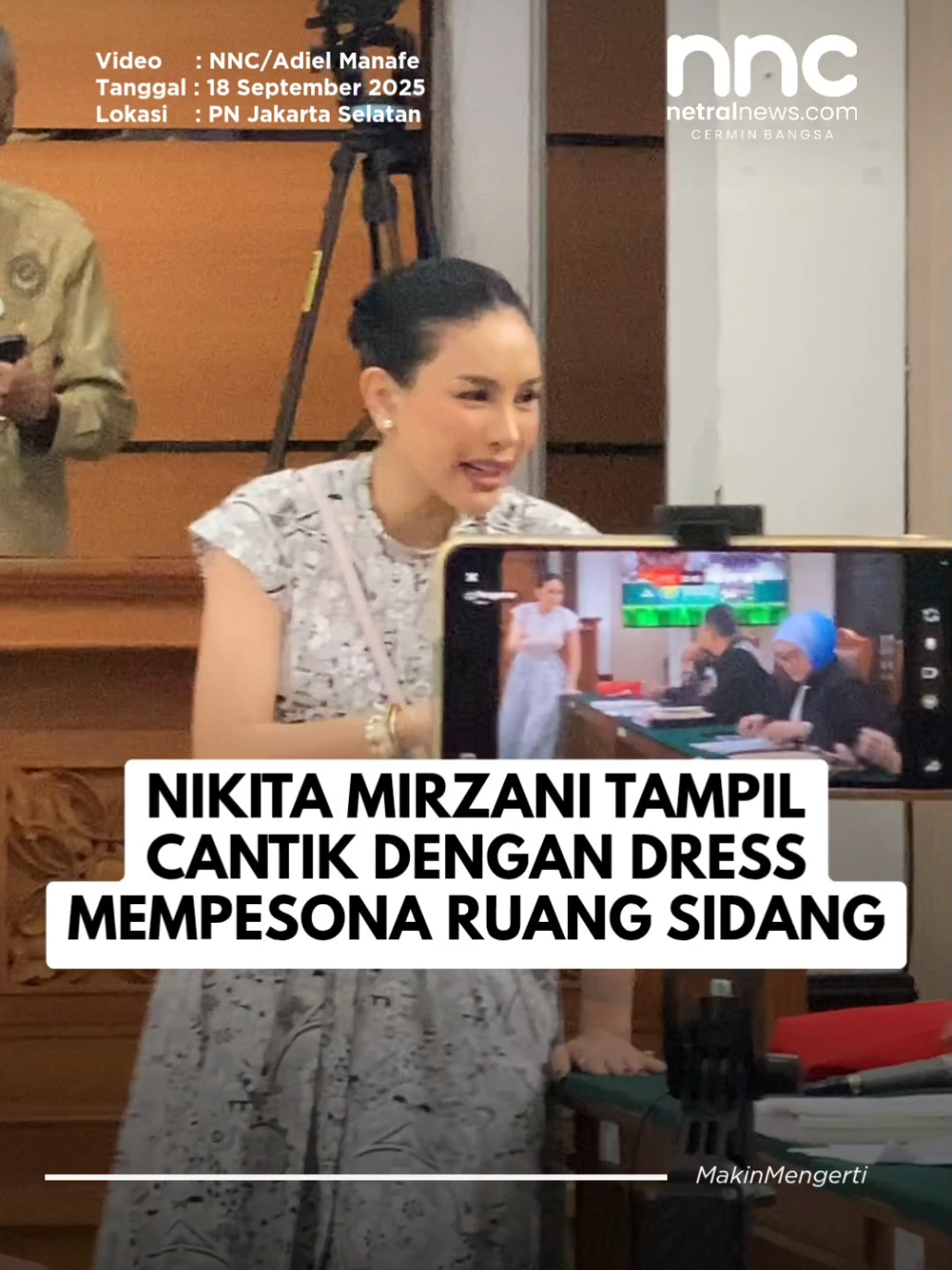 Melihat Outfit Nikita Mirzani di Persidangan Hari Ini Sidang kasus dugaan pemerasan dan tindak pidana pencucian uang (TPPU) dengan terdakwa Nikita Mirzani kembali digelar di Pengadilan Negeri (PN) Jakarta Selatan, Kamis (18/9). Agenda persidangan hari ini adalah pemeriksaan saksi meringankan yang dihadirkan pihak Nikita.  Pantauan Netralnews di lokasi, Nikita tiba di PN Jaksel sekitar pukul 10.12 WIB. Ia langsung menuju ruang tunggu tahanan PN Jaksel dikawal polisi dan jaksa. Setelah beberapa menit di ruang tahanan, Nikita kemudian masuk ke ruang sidang. Nikita terlihat tampil anggun dengan rambut dicepol, mengenakan dress putih bermotif hitam dan high heels putih serta membawa tas selempang warna pink.  Setibanya di ruang sidang, Nikita sempat menyapa beberapa kerabat dan sahabat serta tim kuasa hukumnya sebelum sidang berlangsung.