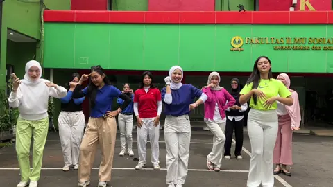 alhamdulilah snsd formasi lengkap sudah sampe di unj #snsd #viralkan #amazing #gee #dance 