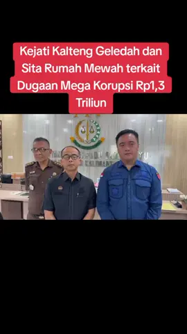 Palangka Raya – Kejaksaan Tinggi Kalimantan Tengah (Kejati Kalteng) pada Rabu (17/9/2025) sekitar pukul 11.00 WIB kembali melakukan penggeledahan terkait dugaan tindak pidana mega korupsi penjualan/ eksport Zircon, Ilmenite dan Rutil dengan nilai kerugian sebesar Rp1,3 triliun tahun 2020 hingga 2025 oleh PT Investasi Mandiri (PT. IM). Kali ini yang digeledah satu rumah mewah yang terletak di Jalan Mangkurambang Nomor 1 Kota Palangka Raya. Bukan hanya digeledah, rumah bercat putih itu pun kemudian disita. Turut disita satu unit mobil yang sehari-hari digunakan sebagai alat transportasi kantor dan berbagai dokumen. Asisten Intelijen Kejati Kalteng Hendri Hanafi mewakili Kajati Kalteng, Agus Sahat Sampe Tua Lumban Gaol mengatakan, penggeledahan dan penyitaan dilaksanakan berdasarkan hasil penyidikan, keterangan para saksi dan alat bukti yang ada bahwa rumah tersebut berkaitan langsung (terafiliasi) bisnis dengan PT. IM. “Rumah tersebut merupakan kantor dari PT. DL dan PT. KPN yang bisnisnya terafiliasi dengan PT. IM. Pada saat penggeledahan turut disaksikan oleh pemilik rumah dan aparat pemerintah setempat,” katanya kepada para wartawan di ruangan PTSP Kejati Kalteng, Kamis (18/9/2025). (Sumber: Arkanews.com) #kejaksaanagung #indonesiabebaskorupsi #kalimantan tengah @INFOINDONESIA @infokalteng @Info Palangkaraya @DISKOMINFOSANTIK KALTENG 