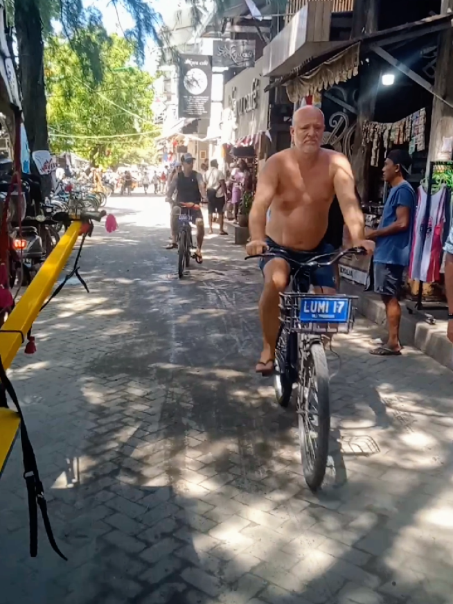Situasi Ramai Jalan Utama Gili Trawangan #tiktok #wisata #pulau #gilitrawangan #fyp 