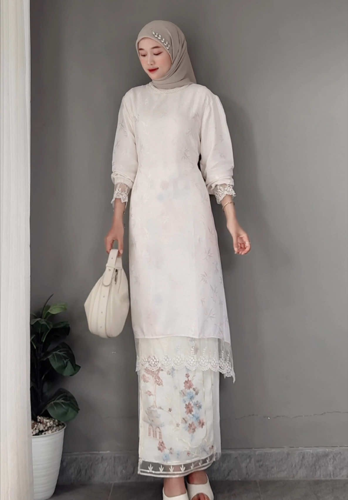 (spiII dicaption) 100ribuan semewah ini!?! 🙂‍↔️ Detail outfit kIik I!nk di bi• aku-lalu cari sesuai nomer: • tunik lace 120rb : I!nk n0 5b (broken white) •kain lilit brokat 100rb :  I!nk n0 350a (new BW)  • heels:  I!nk n0 476a • inner rajut 58rb : I!nk n0 954a • tas :  I!nk n0 85a • jilbab payet : I!nk n0 351a tunik  by @Aira Batik Cirebon  #fyp #outfitinspiration #ootdinspo #outfitkondangan #outfitcouple 