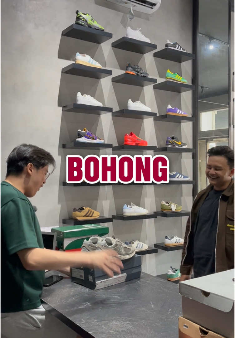 @UNCHARTED_SPLY BOHONG LU! PARAH BANGET ABANG INI MUSLIM TAPI PAKE PIG SKIN?! 😭😱 #TokoSepatu #FYP #gayaditiktok #fashiontiktok Shop Offline Today:  📍 UNCHARTED SPLY | South Jakarta on Google Maps (Open Everyday, 12:00 PM - 8:30 PM WIB at Jalan Bumi No. 31) 📍 UNCHARTED SPLY | Gading Serpong on Google Maps (Open Wednesday to Sunday, 12:00 PM - 8:00 PM WIB at Ruko Maggiore Grande Blok G No. 25)  #GodSpeed