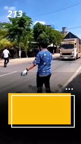 Insiden mengejutkan terjadi di Jalan Ponco, Parengan, saat sebuah mobil Toyota Innova dengan sengaja menghalangi laju dua ambulans yang sedang membawa pasien dalam kondisi kritis menuju RSUD Bojonegoro.  Kejadian ini sontak membuat publik geram setelah rekaman peristiwa tersebut viral di media sosial. Menurut keterangan saksi, sopir ambulans telah berulang kali memberi isyarat suara sirine dan meminta pengemudi Innova untuk memberi jalan.  Namun, pengemudi justru tetap ngeyel dan enggan menepi, seakan tidak peduli dengan situasi darurat yang sedang berlangsung. Kesabaran sopir ambulans akhirnya habis. Ia menghentikan kendaraannya, turun, dan langsung menarik pengemudi Innova keluar dari mobil.  Dengan nada tegas, sopir ambulans menunjukkan bahwa di dalam kendaraannya terdapat pasien dalam kondisi kritis yang harus segera mendapat penanganan medis di rumah sakit rujukan. Warga sekitar yang menyaksikan pun ikut mengecam tindakan arogan sopir Innova tersebut.  Pasalnya, tindakan menghalangi ambulans bukan hanya melanggar etika berlalu lintas, tetapi juga bisa berakibat fatal terhadap nyawa pasien. Hingga kini, belum ada keterangan resmi dari pihak kepolisian terkait identitas dan tindak lanjut terhadap pengemudi Innova tersebut.  Namun, peristiwa ini menjadi pengingat keras bagi masyarakat agar selalu mendahulukan ambulans di jalan, karena setiap detik keterlambatan bisa berarti hilangnya satu nyawa. 👉 Insiden ini menuai kecaman luas, warganet ramai-ramai menyerukan agar aparat menindak tegas pengemudi yang dengan sengaja menghalangi laju kendaraan darurat.