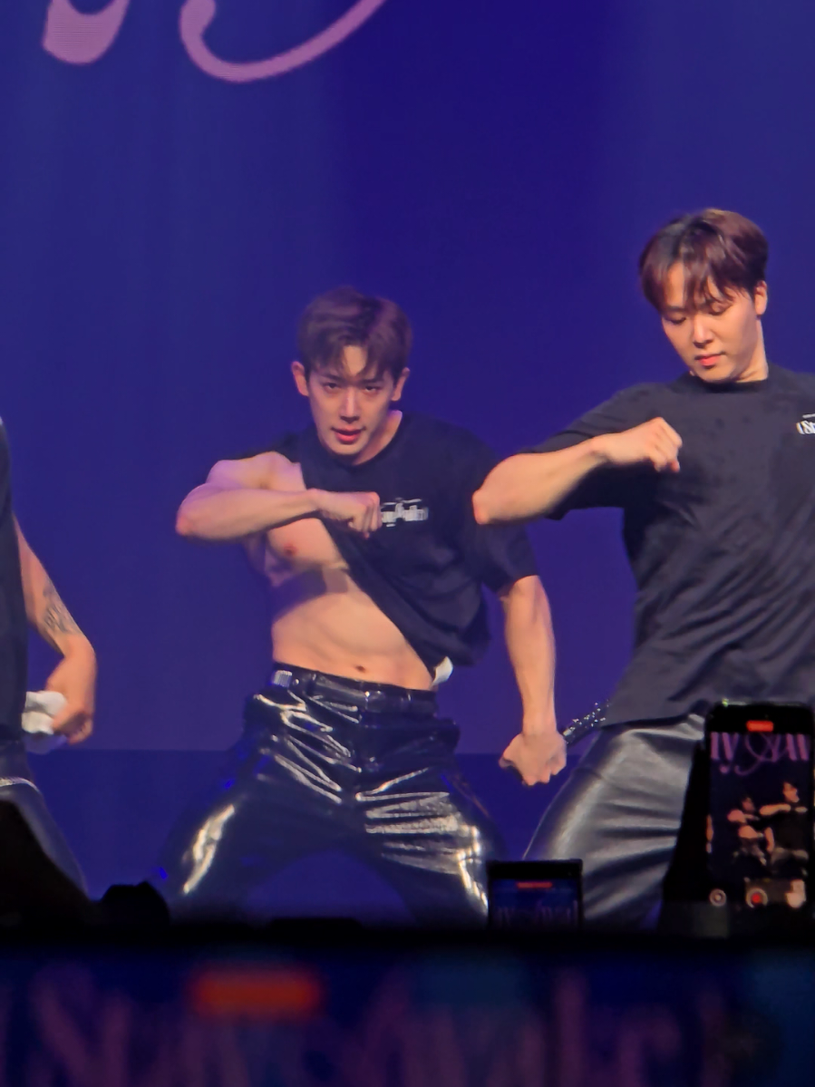 That's not how you wear a shirt @WONHO Official #wonho #wonholiv #wonhotour #wonho #wonhotilburg 