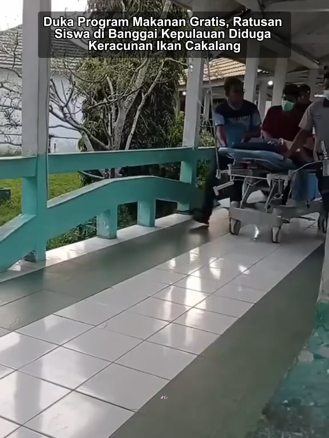 Program Makanan Bergizi Gratis (MBG) di Kecamatan Tinangkung, Kabupaten Banggai Kepulauan, Sulawesi Tengah, berujung petaka. Ratusan siswa dari tingkat SD, SMP, hingga SMA dilaporkan mengalami keracunan massal setelah menyantap makanan yang dibagikan pada Rabu (17/9/2025) kemarin. Insiden ini diduga kuat berasal dari menu ikan cakalang yang menjadi bagian dari paket makanan gratis tersebut. Gejala keracunan seperti mual, muntah, dan pusing mulai dirasakan para siswa tidak lama setelah makan siang. Hingga Kamis (18/9/2025) pagi, data sementara mencatat sekitar 200 siswa telah menjadi korban. Sebagian di antaranya harus dilarikan ke RSUD Trikora Salakan untuk mendapatkan perawatan medis intensif karena gejala yang cukup parah. Untuk mengantisipasi lonjakan pasien, Badan Penanggulangan Bencana Daerah (BPBD) Banggai Kepulauan telah bertindak cepat dengan mendirikan tenda darurat di halaman depan rumah sakit. Langkah ini diambil untuk memastikan seluruh korban dapat tertangani dengan baik. Diketahui, program MBG pada hari itu dibagikan kepada sekitar 3.000 siswa di wilayah tersebut. Pihak berwenang diperkirakan akan segera melakukan penyelidikan, termasuk mengambil sampel makanan untuk memastikan penyebab pasti dari peristiwa keracunan massal ini. #tiktokberita #bangsaonline #harianbangsa