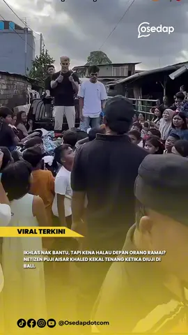 Aisar Khaled Turun Bantu Di Bali, Tapi Dihalau Ketika Serah Bantuan Tular satu rakaman video di media sosial yang menunjukkan pempengaruh terkenal, Aisar Khaled, berdepan detik tidak menyenangkan ketika menghulurkan bantuan kepada mangsa banjir di Bali, Indonesia. Dalam video yang dimuat naik di TikTok, Aisar, 25, kelihatan dikerumuni ramai mangsa banjir ketika menyerahkan pakaian dan bantuan lain. Namun suasana menjadi tegang apabila seorang lelaki tempatan muncul dan mengarahkan mereka meninggalkan kawasan tersebut. “Jangan Masuk Sini, Orang Sedang Buat Kerja!” Individu terbabit dilihat berkeras menegur Aisar dan pasukannya dengan suara lantang, dipercayai tidak senang dengan kehadiran mereka ketika operasi pembersihan sedang dijalankan. “Pergi kamu. Jangan kamu masuk di sini. Orang sedang membuat pembersihan. Alihkan kenderaan,” katanya. Walaupun situasi agak panas, Aisar dilihat kekal tenang. Beliau memohon maaf dan mengucapkan terima kasih kepada lelaki berkenaan sambil meninggalkan kawasan itu. Baca artikel di website Osedap! link dekat Bio 👆🏼 Sumber : @illaaryantz0  Untuk kredit atau apa2 berkaitan kontent, boleh terus DM ye 🥰 #osedapdotcom #aisarkhaledd #kontenkreator #indonesia #bali #dihalau #bantuanbanjir #fyp #tiktokviraltrending