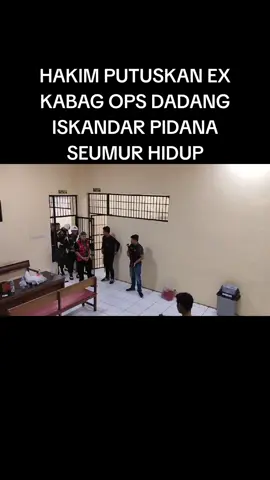 Bahwa pada hari Rabu tanggal 17 September 2025 telah dilaksanakan Persidangan dengan Agenda Pembacaan Putusan Terdakwa atas nama Dadang Iskandar, yang dibacakan oleh Jaksa Penuntut Umum Fitriansyah Akbar, S.H., M.H. Selaku Penunutut Umum Sekaligus Kepala Kejaksaan Negeri Solok Selatan.Bahwa Majelis Hakim yang menyidangkan Perkara Tersebut adalah:- Aditya Danur Utomo, S.H (Ketua Majelis)- Irwin Zaily, S.H. (Anggota)- Jimmi Henrik Tanjung, S.H. (Anggota)- Panitera: Syahrial Sadar, S.H.Bahwa Tim Jaksa yang menyidangkan Agenda Pembacaan Tuntutan ini adalah:- Fitriansyah Akbar, S.H., M.H.- Moch. Taufik Yanuarsyah, S.H., M.H.- Afrianto, S.H., M.H.- Aslan, S.H., C.CLE.Bahwa Terdakwa Dadang Iskandar didampingi oleh Penasihat Hukum:- Hendri Syahputra, S.H.- ST.Mahmud Syaukat, S.H., M.H.- Ilham Fajri, S.H.- Ricky Hadi Putra, S.H., M.H.Kasus Posisi:Terdakwa DADANG ISKANDAR, SH Bin TOTO SUNARTO pada Hari Jumat Tanggal 22 November 2024 Sekira Pukul 00.30 Wib bertempat di parkiran Satuan Reserse Kriminal (Sat Reskrim) Polres Solok Selatan yang beralamat di Jorong Bukit Malintang Barat Nagari Lubuk Gadang Kecamatan Sangir, Kabupaten Solok Selatan “dengan sengaja dan dengan direncanakan terlebih dahulu merampas nyawa orang lain” yaitu korban AKP Ryanto Ulil Anshar, S.I.K. (saat itu menjabat sebagai Kasat Reskrim Polres Solok Selatan).Dakwaan:KESATUPrimair : Pasal 340 KUHP Subsidair : Pasal 338 KUHPDAN KEDUAPrimair : Pasal 340 KUHP jo Pasal 53 KUHPSubsidair : Pasal 338 KUHP jo pasal 53 KUHP.Tuntutan:KESATUPrimair : Pasal 340 KUHP DAN KEDUAPrimair : Pasal 340 KUHP jo Pasal 53 KUHPPutusan:1. Menyatakan Terdakwa DADANG ISKANDAR, SH Bin TOTO SUNARTO terbukti secara sah dan meyakinkan bersalah melakukan tindak pidana “Dengan sengaja dan dengan direncanakan terlebih dahulu merampas nyawa orang lain yaitu Korban AKP RYANTO ULIL ANSHAR, S.I.K. dan melakukan percobaan dengan sengaja dan dengan rencana terlebih dahulu merampas nyawa orang lain, jika niat untuk itu telah ternyata dari adanya permulaan pelaksanaan, dan tidak selesainya pelaksanaan itu, bukan semata-mata disebabkan karena kehendaknya sendiri, yaitu saksi korban AKBP ARIEF MUKTI SURYA ADHI SABHARA, S.H, S.I.K.” sebagaimana tercantum dalam Dakwaan Kesatu Primair dan Kedua Primair Penuntut Umum;2. Menjatuhkan pidana terhadap Terdakwa DADANG ISKANDAR, SH Bin TOTO SUNARTO dengan Pidana Penjara Seumur Hidup.3. Memerintahkan Terdakwa DADANG ISKANDAR, SH Bin TOTO SUNARTOtetap berada dalam tahanan.Kasus Posisi:Terdakwa DADANG ISKANDAR, SH Bin TOTO SUNARTO pada Hari Jumat Tanggal 22 November 2024 Sekira Pukul 00.30 Wib bertempat di parkiran Satuan Reserse Kriminal (Sat Reskrim) Polres Solok Selatan yang beralamat di Jorong Bukit Malintang Barat Nagari Lubuk Gadang Kecamatan Sangir, Kabupaten Solok Selatan “dengan sengaja dan dengan direncanakan terlebih dahulu merampas nyawa orang lain” yaitu korban AKP Ryanto Ulil Anshar, S.I.K. (saat itu menjabat sebagai Kasat Reskrim Polres Solok Selatan).#polri #propampolri #kejaksaan 