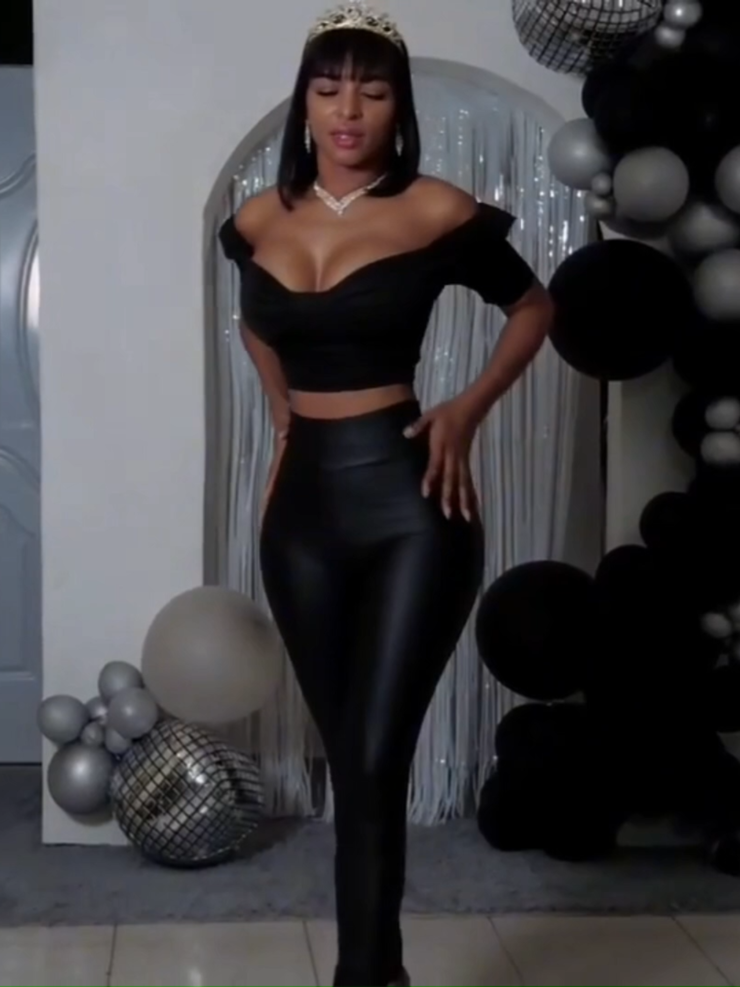 Shiny Black leggings outfit #leggings #shinyleggings #leggingslovers #gymleggings #workoutleggings #wetlook #wetlookleggings #tight #tights #leggins #legginsvirales #spandex #lycra #latex #leather #leatherpants #leatherleggings #pvc #catsuits #catsuit