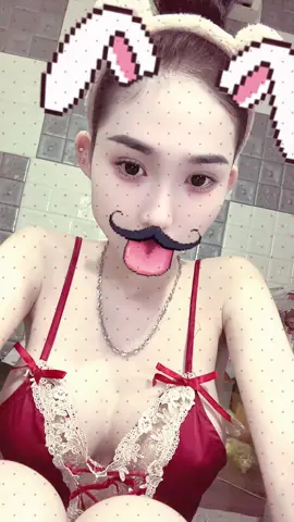 Có muốn nhận nuôi con mèo cô đơn này hông 🤭