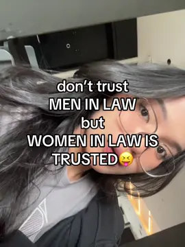 men in #law ‘E’nya= rEd flag🚩 women in #law ‘E’nya= grEEn flag hehehehehe ~justkidding tapi fakta😔 #hukum #FH #fyp 