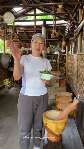Resep Dadar Gulung Bahan untuk kulit dadar gulung -250 gr tepung terigu -1 sdk makan tepung maizena -1sdk makan mentega cair -2 sdk makan minyak sayur -600 ml air daun pandan Bahan isi dadar gulung -2 buah kelapa -200 gr gula merah  -1.1/2 sdk makan tepung sagu #dadargulung#kuerumahan#viral#foryoulike#fyp 
