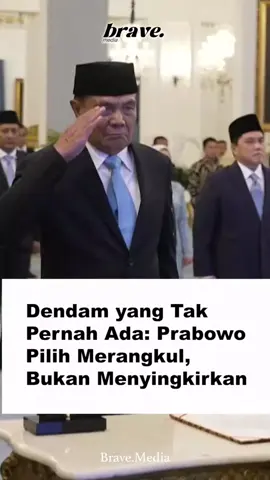 Dendam yang Tak Pernah Ada: Prabowo Pilih Merangkul, Bukan Menyingkirkan Menteri Koordinator Politik dan Keamanan (Menko Polkam) yang baru dilantik Djamari Chaniago pernah menjadi Sekretaris Dewan Kehormatan Perwira (DKP) yang memecat Prabowo Subianto dari ABRI. Saat itu Djamari bersama Subagyo Hadisiswoyo sebagai ketua dan beberapa jenderal lainnya yang jadi anggota DKP yakni Fachrul Razi, Susilo Bambang Yudhoyono (SBY), Agum Gumelar, Yusuf Kartanegara, dan Arie J Kumaat. Menariknya, dari nama-nama di atas justru beberapa nama diangkat dan bergabung bersama Presiden Prabowo Subianto dalam Pemerintahannya. Seperti, Presiden ke - 6 Susilo Bambang Yudhoyono yang saat itu sebagai anggota DKP juga menyetujui pencopotan Prabowo Subianto dari Abri kala itu dan kini di era kepemimpinan Presiden Prabowo diangkat menjadi Dewan Pengarah BPI Danantara. Lalu ada juga Agum Gumelar yang sebelumnya ikut menandatangani surat pencopotan Prabowo Subianto kini bergabung bersama Prabowo sejak masa kampanye dan menjadi Dewan Pembina TKN Prabowo - Gibran. Dan kini giliran Djamarı Chaniago yang diangkat oleh Presiden Prabowo sebagai Menteri Koordinator Politik dan Keamanan. Bagi Prabowo sebagai seorang negarawan tidak boleh ada rang untuk perasaan pribadi saat bicara kepentingan bangsa dan negara. “Saat berbicara kepentingan yang lebi besar, kepentingan bangsa dan negara. Tidak boleh ada rang untuk perasaan pribadi.” Prabowo Subianto. . #BraveMedia #PrabowoSubianto #DjamariChaniago #SBY #AgumGumelar