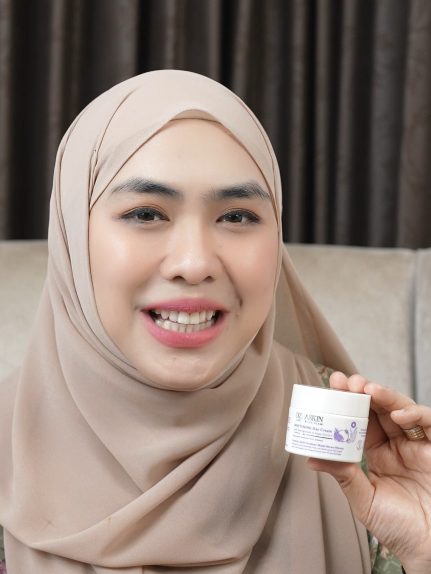 Sedang cari day cream yang boleh cerahkan dan lembapkan kulit tapi tetap selamat?Inilah jawabannya — Ultimate Day Cream Ozzaskin.Dengan formula ringan serta kandungan:Niacinamide untuk membantu mencerahkan kulitPomegranate Extract & Hyaluronic Acid untuk melembapkan tanpa rasa melekitPerlindungan UV & blue light untuk jaga kulit sepanjang hariSudah BPOM dan halal, jadi selamat digunakan setiap hari.Cuba sekarang & tengok beza kulitmu!#ozzaskin #ozzaskinbyokisetianadewi #ozzaskinmalaysia #GlowSkinMalaysia #SkincareMalaysia