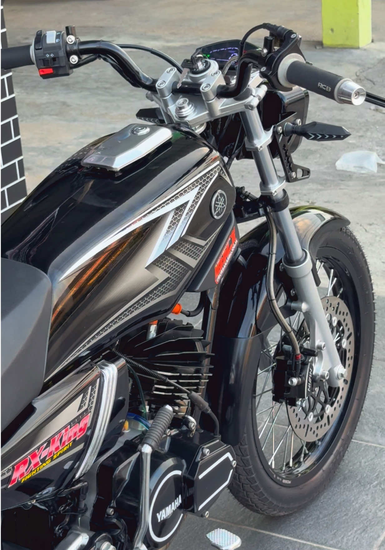 2004 hitam elegan boleh juga 🖤🖤🥶🥶 . Lebih lanjut bisa langsung WA 0877.3854.3875 atau klik saja https://linktr.ee/BKJ.order #rxking  #storyrxking #rxkingindonesia #rxkingmodifikasi #rx #rxkingnusantara #yamaha #2stroke #2tak #rxkingclub #rxkingbandung #rxkingjogja #yamaharxking #rxkingjogjastyle #indonesia #rxkingmedan #rxkingjakarta #rxkingindependent #yrki #2takindonesia #f #yamaharxkingindonesia #rxkingmedan #rxspesial #rxkingviral #rxkingkalimantan #rxkingkalimantan #rxkinglampung #rxkingroadrace #bursakarbujogja 