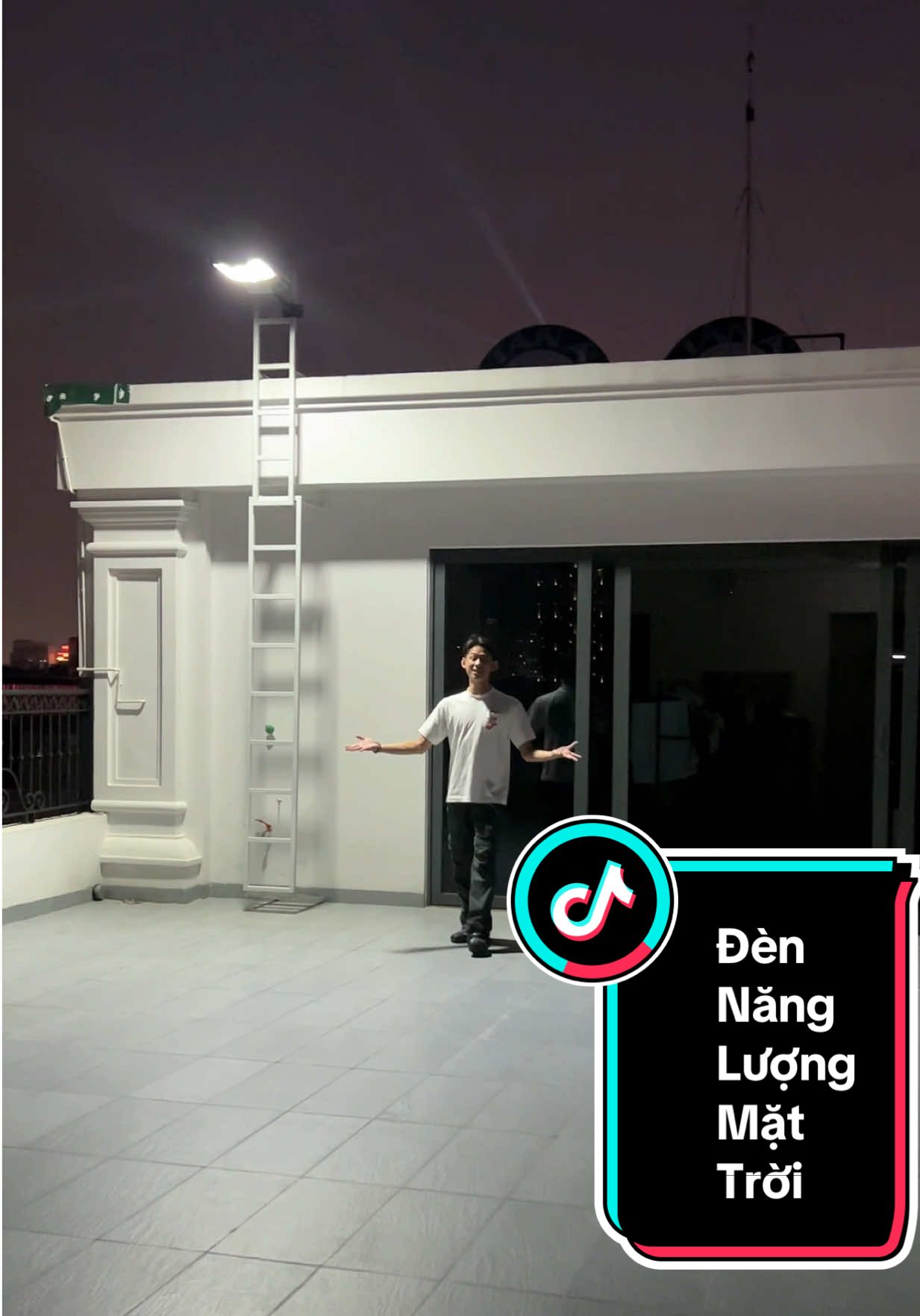 Đèn năng lượng mặt trời TP-solar công suất 500w, sạc 1 lần dùng từ 8-12 tiếng. Lắp đặt đơn giản dễ dàng ko dây dợ lằng nhằng . #dennangluongmattroi #dennangluongmattroitpsolar #tpsolar #tpsolarvietnam #dennangluongmattroichinhhang 