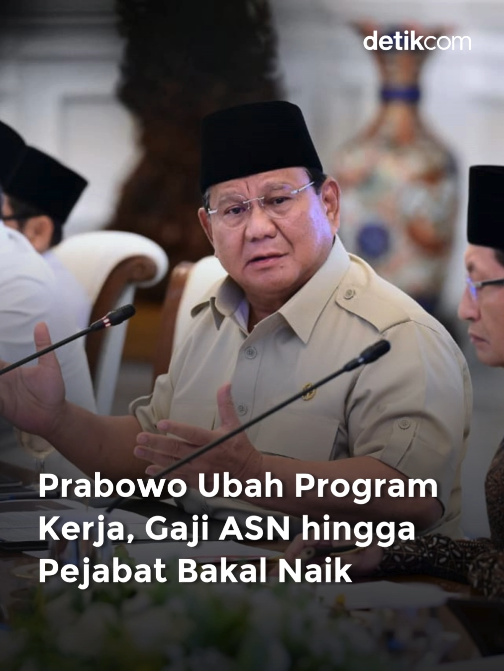 Presiden Prabowo Subianto mengubah beberapa program kerja 2025. Hal itu tertuang dalam Peraturan Presiden (Perpres) Nomor 79 Tahun 2025 tentang Pemutakhiran Rencana Kerja Pemerintah Tahun 2025. Aturan itu mulai berlaku pada tanggal diundangkan 30 Juni 2025. Salah satu yang diubah Prabowo adalah rencana kenaikan gaji aparatur negara. Prabowo tampak menambahkan poin kenaikan pejabat negara dalam program kerja terbaru. Bila dilihat dalam lampiran beleid tersebut, Kamis (18/9/2025), pada poin keenam 8 Program Hasil Terbaik Cepat, tertulis kenaikan gaji akan dilakukan untuk ASN, TNI/Polri dan Pejabat Negara. Padahal dalam Peraturan Presiden Nomor 109 Tahun 2024 tentang Rencana Kerja Pemerintah Tahun 2025, sebelumnya tidak tercatat ada kenaikan pejabat negara. 8 Program Hasil Terbaik Cepat 1. Memberi Makan Bergizi Gratis (MBG) di sekolah dan pesantren, serta bantuan gizi untuk anak balita dan ibu hamil. 2. Menyelenggarakan pemeriksaan kesehatan gratis, menuntaskan kasus TBC dan membangun Rumah Sakit lengkap berkualitas di Kabupaten. 3. Mencetak dan meningkatkan produktivitas lahan pertanian dengan lumbung pangan desa, daerah dan nasional. 4. Membangun sekolah-sekolah unggul terintegrasi di setiap kabupaten dan memperbaiki sekolah-sekolah yang perlu renovasi. 5. Melanjutkan dan menambah program kartu kesejahteraan sosial serta kartu usaha untuk menghilangkan kemiskinan absolut. 6. Menaikkan gaji ASN (terutama guru, dosen, tenaga kesehatan dan penyuluh), TNI/Polri, dan pejabat negara. 7. Melanjutkan pembangunan infrastruktur desa dan kelurahan, Bantuan Langsung Tunai (BLT) dan menjamin penyediaan rumah murah bersanitasi baik untuk yang membutuhkan, terutama generasi milenial, gen Z dan masyarakat berpenghasilan rendah (MBR). 8. Mendirikan BPN dan meningkatkan rasio penerimaan negara terhadap produk domestik bruto (PDB) ke 23%. Pada regulasi sebelumnya, hanya tertulis optimalisasi penerimaan negara. Baca berita selengkapnya hanya di detik.com ! Foto: Biro Pers Sekretariat Presiden Creator: Jo #gajiasn #gajipejabat #prabowo #detikcom