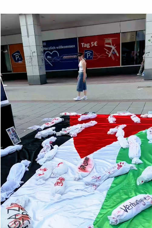 Wall Street displays bodies of Gaza children.leaving the public feeling helpless,Wish for world peace. #Gaza #freepalestine #fyp #alleyesongaza #middleeastern #tiktok #usa#CapCut #humanity #solidarity #emotional #reaction #explore #saarbrücken 