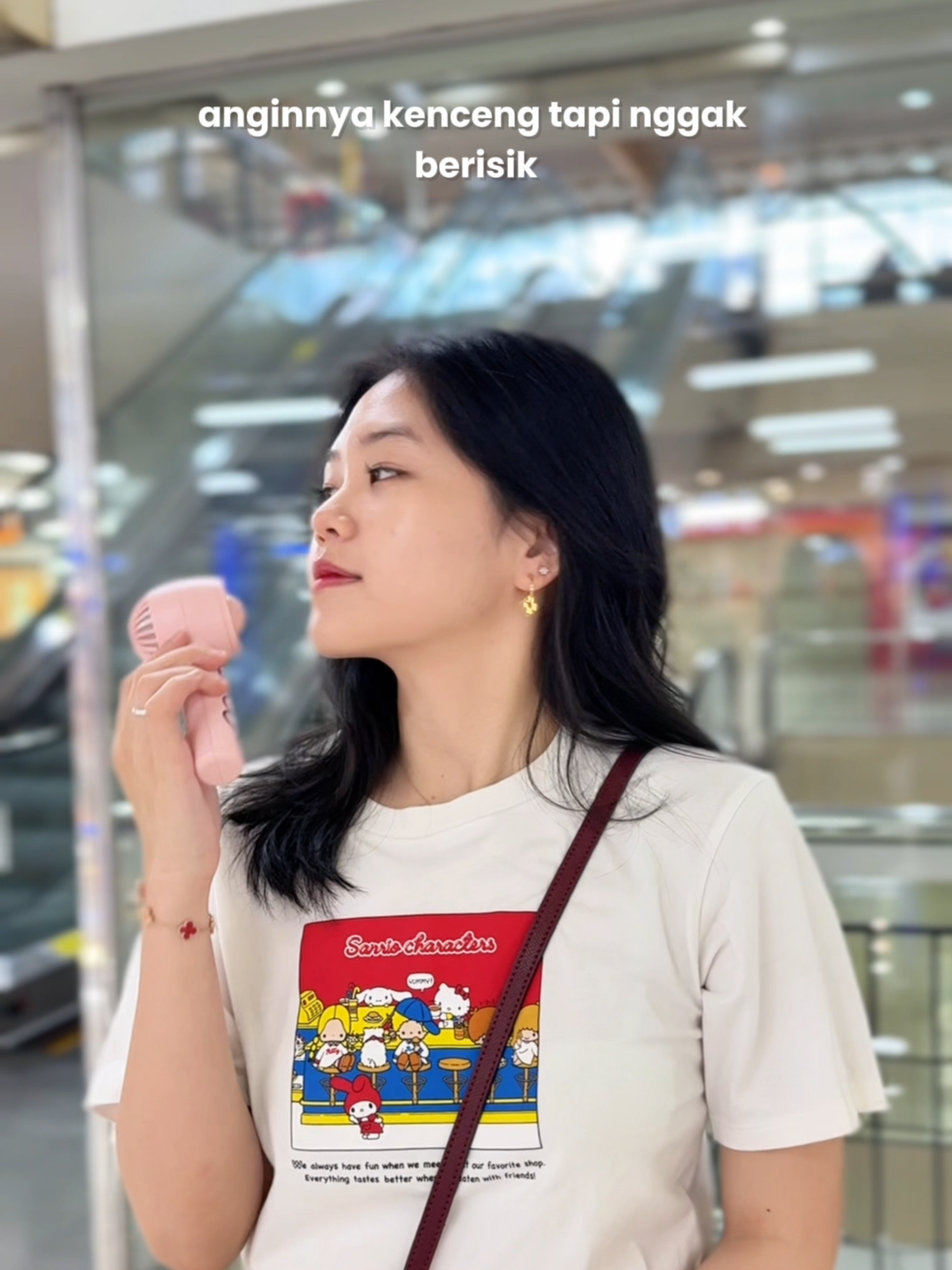 Niatnya ngemall biar adem ❄️ tapi kenyataannya tetep aja panas dan bikin gerah 🥵 Untungnya gw bawa fan portable mungil ini, jadi kapanpun panas tinggal nyalain aja 👉 langsung seger lagi ✨ #tumbler #botol #botolminum #tumblerviral #tumblertahandingin #fanportable #kipasmini #kipasminiportable #handheld #kipasportable #fan