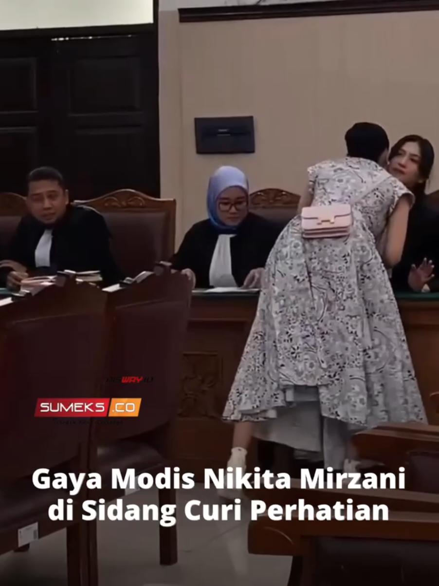 Artis Nikita Mirzani kembali hadir dalam sidang kasus dugaan pemerasan dan tindak pidana pencucian uang (TPPU) di Pengadilan Negeri Jakarta Selatan. Dalam sidang kali ini, Nikita tampil anggun dengan balutan dress berwarna dasar putih bermotif. Ia melengkapi penampilannya dengan tas branded berwarna cream yang serasi. Rambutnya dicepol rapi, menambah kesan elegan sekaligus sederhana. Baca selengkapnya  . . www.sumeks.co  #nikitamirzani #sidanglanjutan #rezagladys #ootdnikitamirzani