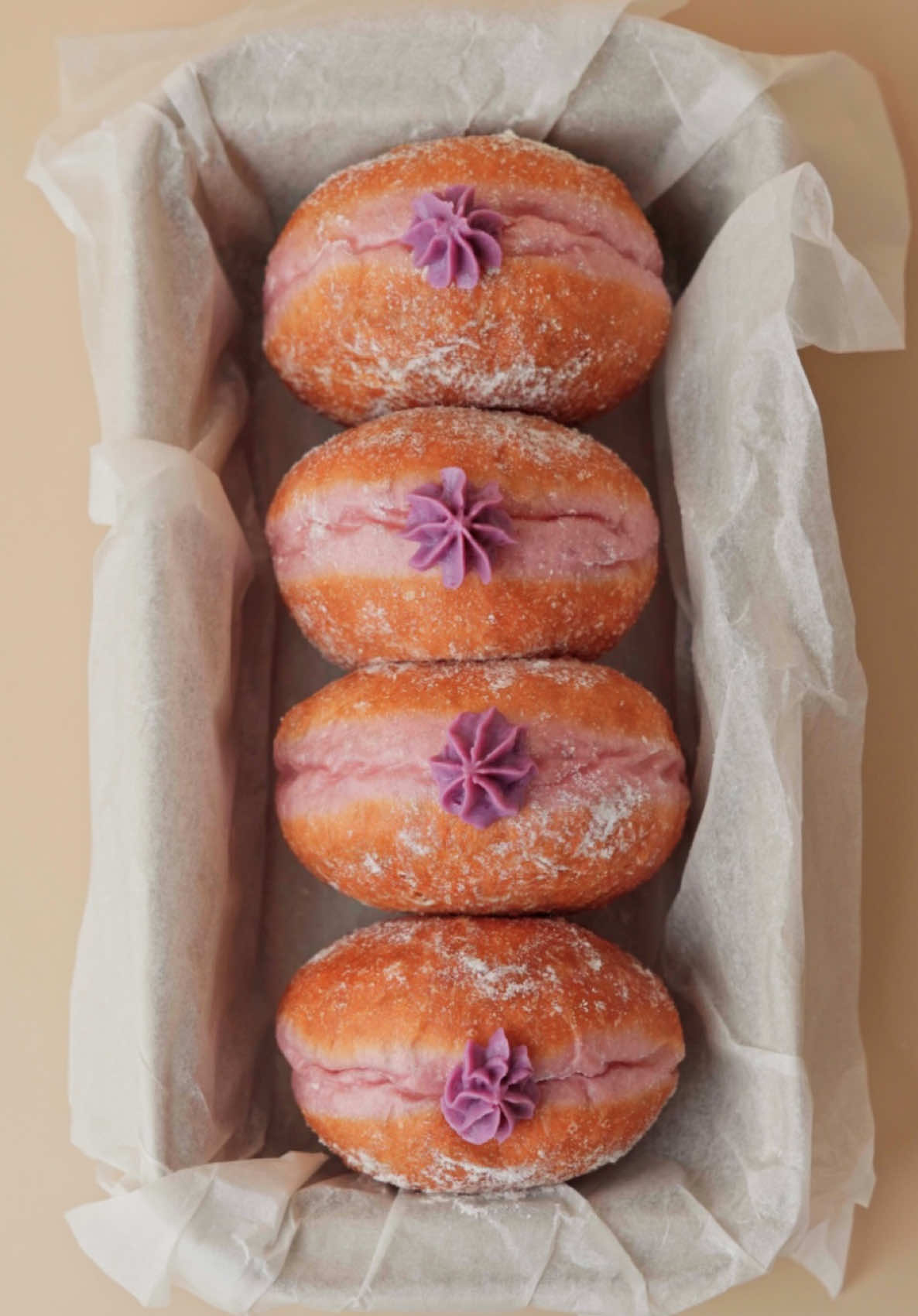 Donat Purple Ube💜 eps. 5: resep donat terenak se-indonesia Adonan dijamin kalis pakai Mecoo Premium Stand Mixer dan pasti aman kalau goreng donut pakai Mecoo Smart Electric Stove @Mecoo.id_official & @mecoo.id  Resep italian doughnut: (Serving: 22 pcs — 45g/piece) 500 g Tepung terigu protein tinggi (tepung khusus roti) 40 g Susu bubuk 80 g Gula pasir 7g Ragi instan  2 butir Telur utuh  180g Ubi ungu kukus halus 100–120 ml Susu cair dingin  60g Mentega/margarin 5g Garam  Tutorial ada di video! Resep Ube Halaya di pt. 2💜 Tips pembuatan: - Ubi ungu dikukus tanpa potong selama 30-35 menit (biar warna ungu pekat), dihaluskan, dan ditiriskan jika ada air berlebih. - Kalau pakai ragi instan, bisa langsung masuk dalam bahan kering. - Panaskan minyak banyak di suhu 150–155°C dan goreng dengan api sedang cenderung kecil. - Saat goreng, donat jangan kebanyakan dibolak-balik karena bisa kempis tak ber-white ring. Diemin minimal 30-40 detik sebelum dibalik. #doughnut #ube #bakingrecipe #creatorsearchinsights 