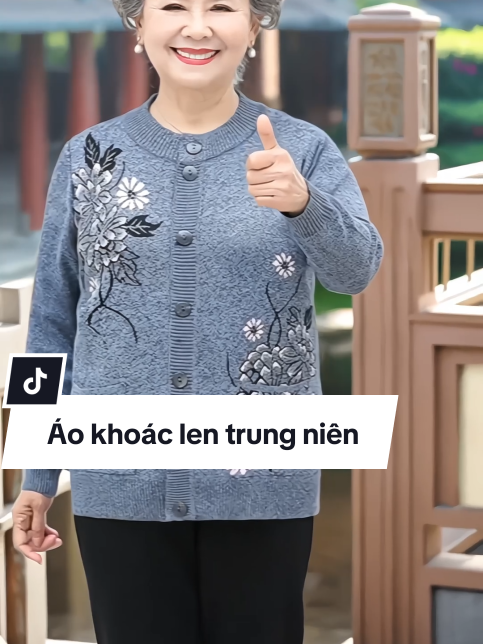 Áo khoác len ấm áp dành cho người cao tuổi, thiết kế với họa tiết hoa thêu tinh tế. Chất liệu len mềm mại, giữ ấm tối ưu mà vẫn thoáng khí. Phù hợp mặc trong những ngày se lạnh, mang lại vẻ đẹp quý phái và thanh lịch #aokhoaclen #aolentrungnien #aothenguoigia #thoitrangnguoicaotuoi #xuhuong 