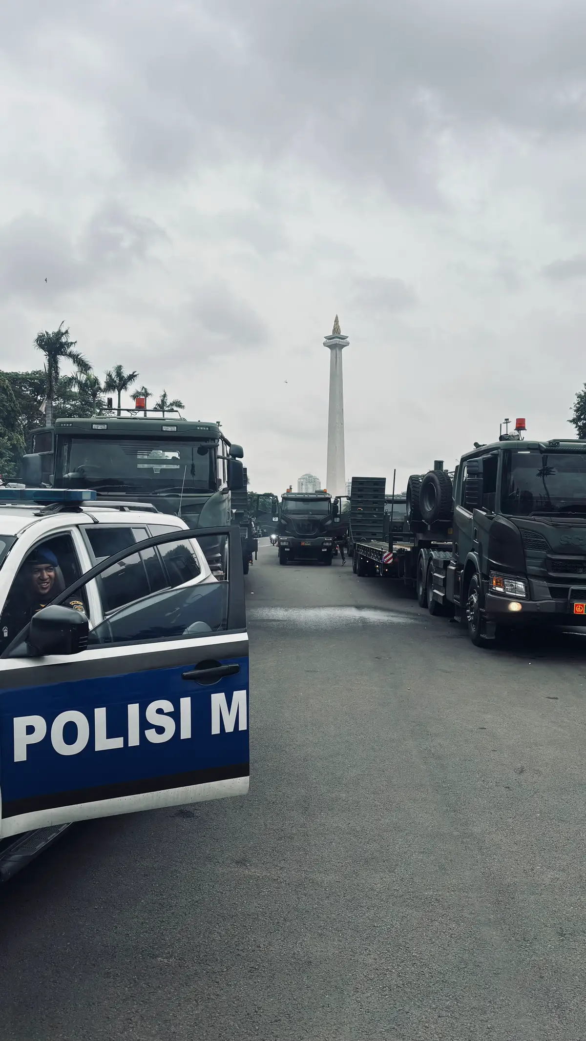Serba serbu Monas 
