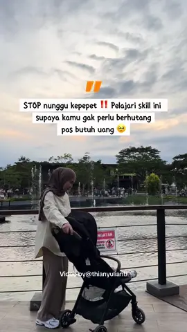 Pedih banget sih memang, kalau pas lagi butuh buat bayar bayar tapi uang nya engga ada 🫣  Karena yang terjadi saat ini :  📈 kebutuhan makin naik harganya  👧🏼 anak sekolah tetep harus bayar  💸 pemasukan masih segitu aja  Jangan sampai kepepet, ujung ujungnya malah berhutang apalagi nekat pinjol 🥹  2025 jaman udah serba digital. Semuanya dimulai dari Hp.  ✅ bayar listrik lewat HP ✅ bayar uang sekolah lewat HP ✅ order makanan lewat HP ✅ belanja baju lewat HP ✅ bahkan beli sayuran aja sekarang bisa lewat HP Buibu coba deh luangkan waktu 1-2 jam sehari dari sekarang. pelajari skill ini. Cuma manfaatin HP aja. Beneran ini bakal bisa ngebantu kamu banget.  Dan skill nya yaitu :  Affiliate produk digital ✨ ➡️ bisa dikerjain di rumah sambil momong anak  ➡️ gak perlu pake npwp  ➡️ gak perlu live produk  ➡️ gak perlu stok barang  ➡️ komisinya gede banget bisa sampai 50%  Dari affiliate, alhamdulillah aku bisa  ✨ bayar hutang  ✨ punya tabungan  ✨ penuhi kebutuhan anak dan keluarga  ✨ bisa bantu IRT lain dapat 50juta hanya 4bulan  Alhamdulillah semua itu pastinya atas ijin Allah.  Kalau kamu mau punya skill affiliate produk digital biar bisa berpenghasilan juga  ✅komen : “BELAJAR AFFILIATE”  Tungguin aku di Dm buat kirim aksesnya yaa  Tapi jangan lupa follow @thianyulianti biar aksesnya sukses terkirim 🚀 #produkdigital #penghasilantambahan #irtproduktif #irtngonten #lunashutang #lynk #hutang #affiliate #viral #irtberpenghasilan 