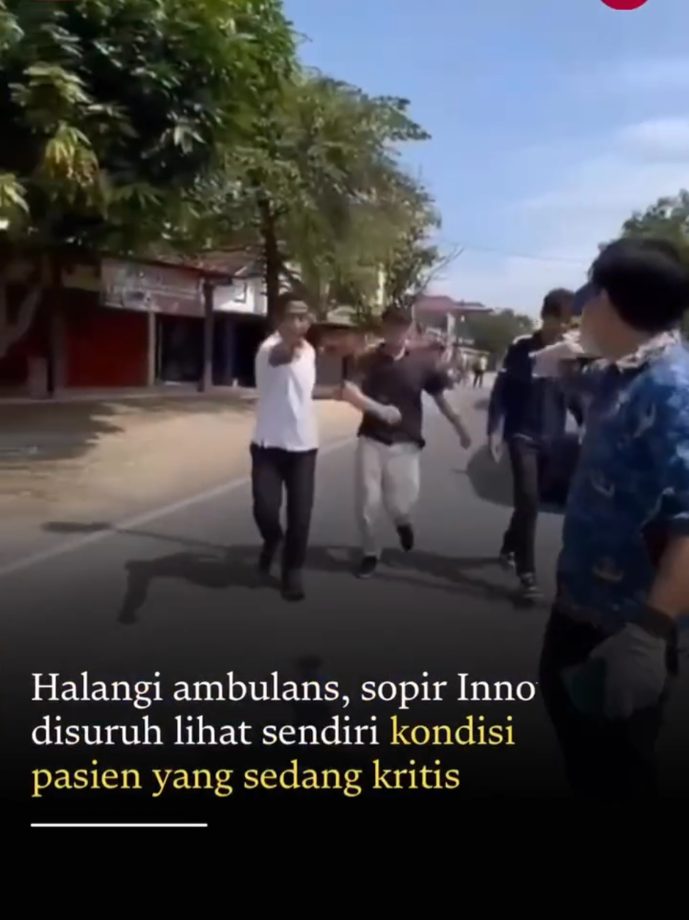 Kejadian viral di Tuban memperlihatkan pertikaian antara sopir ambulans dan pengemudi mobil Innova. Insiden ini bermula ketika mobil Innova menghalangi jalannya ambulans yang sedang membawa pasien dalam kondisi kritis di Jalan Ponco, Parengan, Kabupaten Tuban. Karena kesal, sopir ambulans akhirnya turun dan meminta pengemudi Innova menyaksikan langsung kondisi pasien yang harus segera dibawa ke RSUD Bojonegoro. Selanjutnya baca di sini..!!! https://www.instagram.com/reel/DOvNmrzktLj/?igsh=MXU4ZWJ3cHFydGhmdA== #antara.jambi #lkbnantara #antaranews #ambulans  #sopirinnova   
