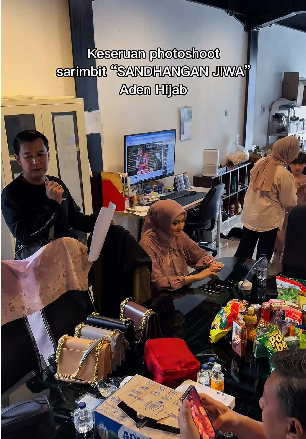 ternyata gini keseruan dibalik photoshot sarimbit 😍 #sarimbitsandhanganjiwa #sarimbitaden #adenhijab #btsaden #sarimbitkeluarga 
