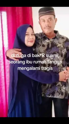 Diduga Dibakar Suami, Seorang Ibu Rumah Tangga di Desa Semalinang Alami Nasib Tragis Warga Kabupaten Indragiri Hulu (Inhu) digemparkan oleh peristiwa mengenaskan yang terjadi di Desa Semalinang, Kecamatan Peranap. Seorang ibu rumah tangga bernama Sunrila Wati (44) diduga menjadi korban pembakaran yang dilakukan oleh suaminya sendiri. Korban diketahui lahir di Medan pada 27 September 1981 dan sehari-hari bekerja sebagai ibu rumah tangga. Ia tinggal di Jalan Napal Podan Jaya RT 001 RW 005 Desa Gumanti, Kecamatan Peranap, Kabupaten Inhu. Adapun terduga pelaku adalah suaminya, Muhammad Rafi’i, yang identitas lengkapnya masih dalam pendataan pihak kepolisian. Peristiwa ini masih dalam penyelidikan dan beberapa saksi tengah dimintai keterangan untuk mengungkap motif sebenarnya. Kronologis kejadian masih simpang siur. Berdasarkan informasi awal yang beredar, korban diduga dibakar saat berada di rumah, hingga mengakibatkan luka serius. Warga yang mengetahui kejadian langsung berusaha menolong dan melaporkan peristiwa tersebut kepada pihak berwajib. Hingga saat ini, aparat kepolisian masih melakukan penyelidikan mendalam dengan memeriksa saksi-saksi dan mengamankan barang bukti. Sementara korban tengah mendapatkan penanganan medis akibat luka bakar yang dialaminya. Kasus ini menjadi perhatian publik karena diduga melibatkan kekerasan dalam rumah tangga (KDRT) dengan cara yang sangat kejam. Polisi berjanji akan mengusut tuntas dan menindak tegas pelaku sesuai hukum yang berlaku. #l #fypage #beritaviraltiktok #viraltiktok 
