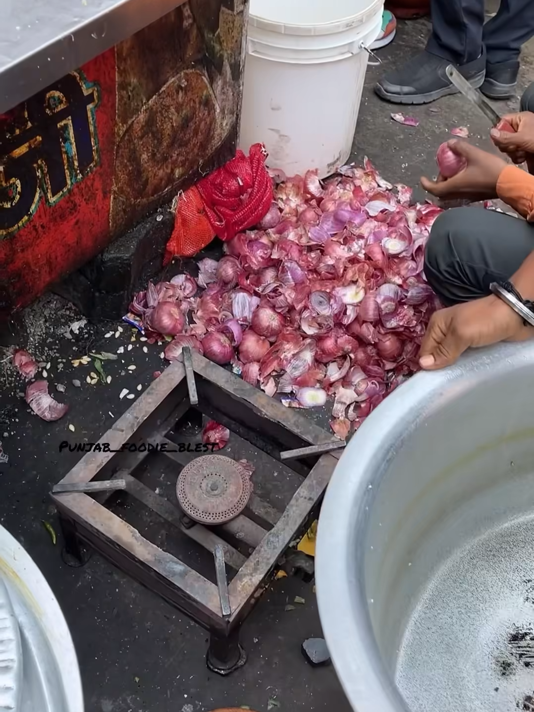 Pav Bhaji paling terkenal di Delhi seberat 35kg hanya berharga Rs 50 dan membutuhkan waktu 5 jam untuk disiapkan.