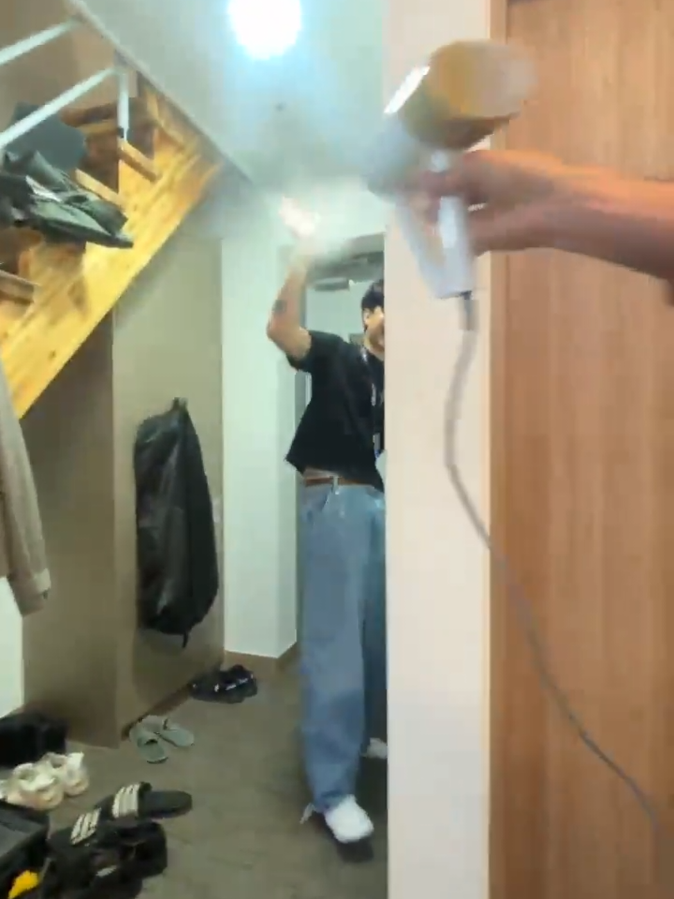 kak reza lagi nge steam bajunya devano. @urdevano   kak reza : 