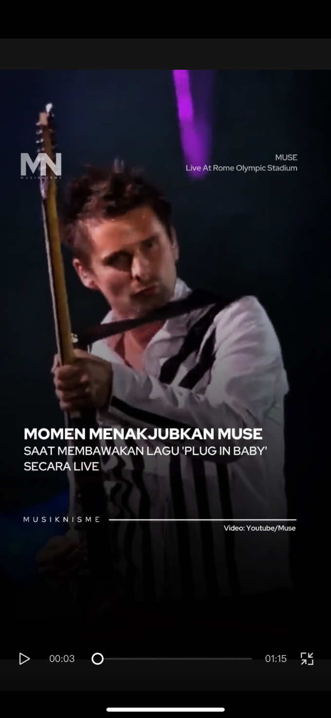 Pada tahun 2013, Muse tampil begitu memukau di Stadio Olimpico, Roma, dengan membawakan “Plug In Baby”. Lagu yang sudah jadi favorit penggemar itu langsung memicu sorakan puluhan ribu penonton begitu intro gitarnya dimainkan. Matt Bellamy, Dominic Howard, dan Chris Wolstenholme tampil solid, memperlihatkan bagaimana chemistry mereka tetap terjaga di panggung sebesar apa pun. Momen itu kemudian diabadikan dalam film konser Live at Rome Olympic Stadium, yang hingga kini dianggap sebagai salah satu dokumentasi terbaik penampilan Muse. Besok, giliran penggemar di Indonesia yang akan merasakan energi serupa. Band ini siap menghentak panggung dengan daftar lagu andalan dan visual khas yang selalu memanjakan mata sekaligus telinga. Gimana, absen dulu dong yang besok bakal nonton konser Muse di Jakarta!!?👀🔥🤘 #musiknisme #museliveinjakarta #pluginbaby #muse