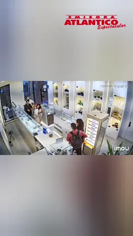 Se cumple un mes de uno de los robos más grandes que se haya cometido en una joyería en Barranquilla: el botín asciende a los 3.390 millones de pesos. . Las autoridades buscan a la mujer que estuvo al interior de la joyería, junto a su supuesta pareja y un falso escolta, y han habilitado una línea de WhatsApp para que la comunidad entregue información que conduzca a su paradero. . Aquí la historia con ‘lujo de detalles’. 🎙️Informa @alvearamylkar