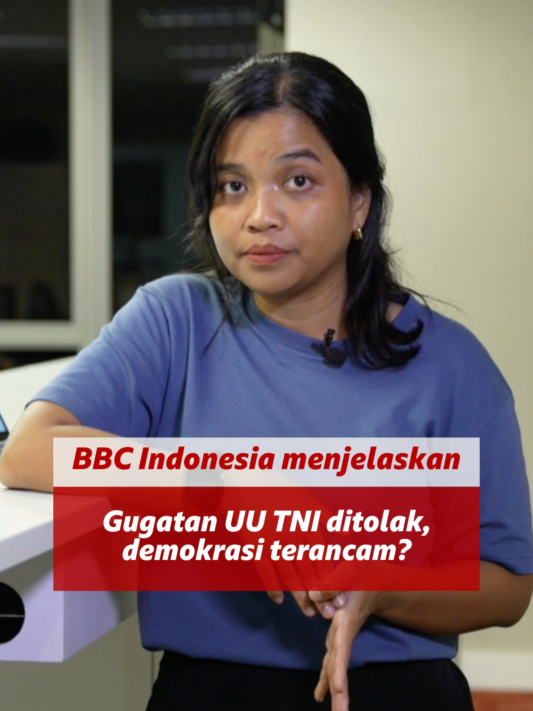 Gugatan UU TNI yang ditolak, dikhawatirkan mengancam demokrasi.  Perlawanan warga menolak UU TNI, dari jalanan sampai ke pengadilan belum membuahkan hasil. Kemarin Mahkamah Konstitusi menolak permohonan uji formil terkait Undang-undang Nomor 3 Tahun 2025 tentang TNI.  Selain persoalan kedudukan hukum, MK menyatakan pembahasan perubahan UU TNI sudah sesuai dengan aturan dan tidak melanggar hak konstitusional.  Putusan kali ini dikhawatirkan berdampak pada demokrasi ke depan, kata ahli hukum.  Kenapa demikian? Simak videonya. #UUTNI #demokrasi #mahkamahkonstitusi #hukumIndonesia