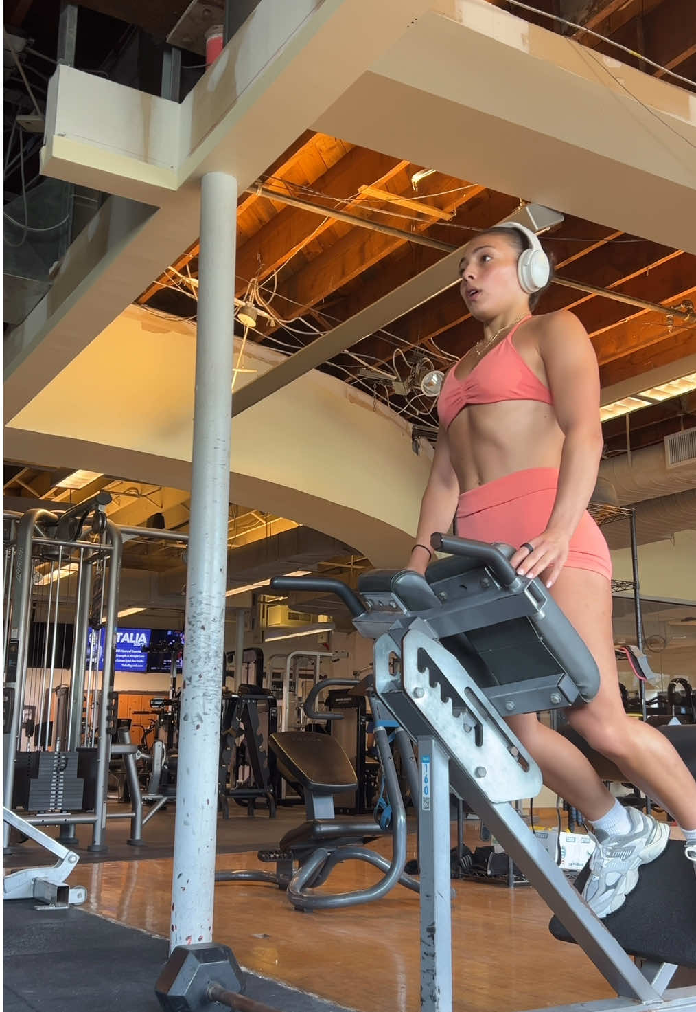 LETS HIT LEGS!!!!🍑✨ #fyp #gymgirl #legdayroutine #gluteday #workoutroutine 