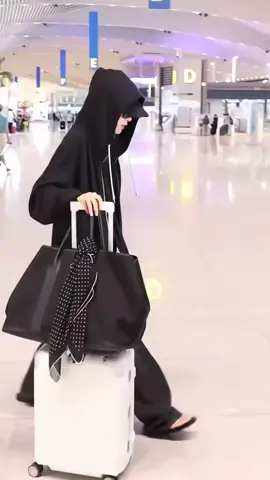ROSÉ have a safe flight 🛫  @blackpinkofficial @ROSÉ  #BLACKPINK #ROSÉ #ROSIE 