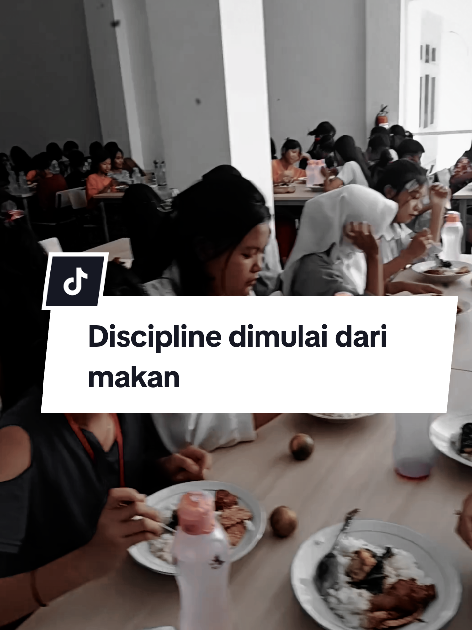 Discipline diajarkan kepada para Siswa Sekolah Rakyat, dimulai dari Makan.  - Membiasakan patuh terhadap aturan sekolah dan Asrama.  - Membentuk karakter jujur, tekun, dan bertanggung jawab. - Menjadi bekal untuk sukses di masa depan #sekolahrakyat #siswa #anaksekolah #asrama #DISCIPLINE 