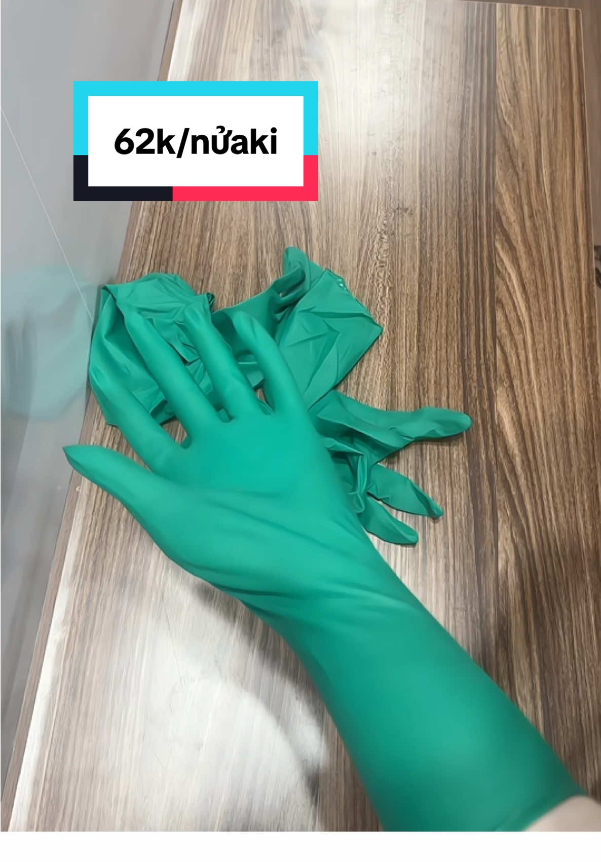 E có thêm gang tay latex xanh lá dễ đeo vào và tháo ra, gang ôm sài khá êm và bền đó ạ.#gangtaylaodong #gangtaylatex #gangtay #gang #xh 