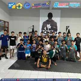 Team ekstrakurikuler Kick Boxing SMK KORPRI Majalengka melaksanakan latihan rutin dengan penuh semangat dan disiplin. Latihan dimulai pukul 12.30 WIB di aula Kick Boxing, dipimpin langsung oleh pelatih berpengalaman yang senantiasa membimbing para anggota untuk mengasah teknik dan kemampuan bertarung secara maksimal. Sesi latihan diawali dengan pemanasan untuk meningkatkan fleksibilitas dan mengurangi risiko cedera. Setelah itu, para peserta fokus pada teknik dasar seperti pukulan jab, cross, hook, serta tendangan front kick dan roundhouse kick. Pelatih memberikan koreksi secara personal agar setiap gerakan dilakukan dengan tepat dan efektif. Selain teknik, latihan juga meliputi pengembangan kekuatan fisik dan ketahanan melalui latihan fisik intensif seperti skipping, push-up, dan shadow boxing. Tim juga berlatih sparring ringan untuk melatih strategi bertarung, refleks, serta mengasah mental tempur. Latihan ekstrakurikuler Kick Boxing ini tidak hanya bertujuan untuk meningkatkan kemampuan olahraga, tetapi juga menanamkan nilai disiplin, kerja keras, dan sportivitas kepada setiap anggota. Semangat dan kekompakan tim semakin terpupuk melalui latihan bersama ini. Dengan konsistensi dan kerja sama yang baik, tim Kick Boxing SMK Korpri Majalengka siap untuk mengikuti kompetisi dan membawa nama baik sekolah ke tingkat yang lebih tinggi.