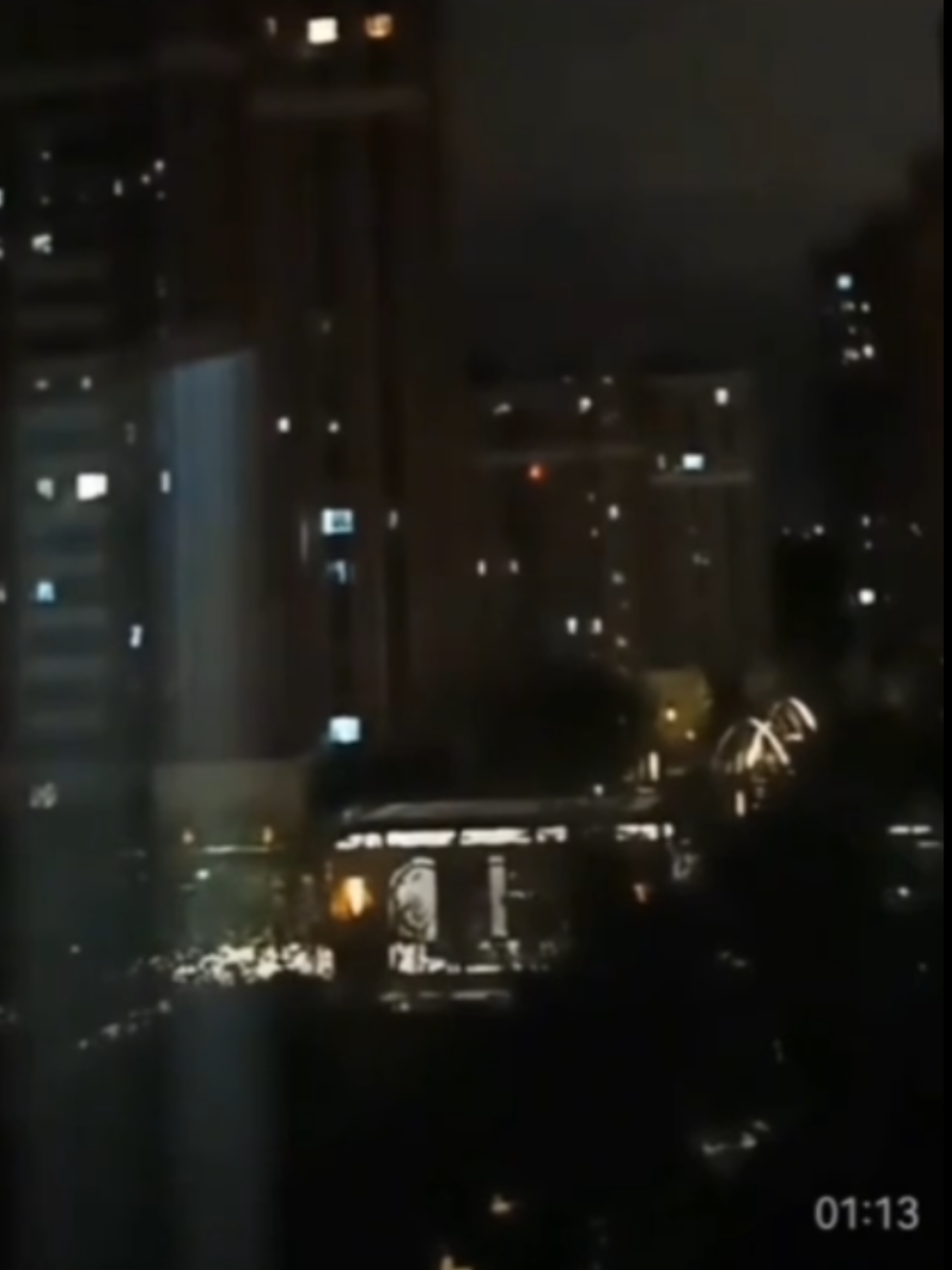 đoạn video được chia sẻ với nhiều bình luận cho thấy từ toà nhà bên đây người quay đã nghe tiếng cầu cứu cùng tiếng khóc thê thảm của anh từ xa vang đến. Âm thanh lớn như vậy sao lại có chuyện không ai nghe thấy chứ??? #RIP #trending #yumenglong #viral #fyp 