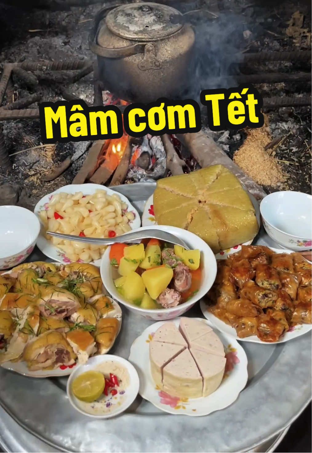 Mâm cơm Tất niên Chiều 30 Tết bên bếp lửa 😋  #chieu30tet  #tetxua  #tuoitho 
