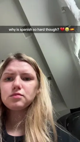 what a spicy way to start my day 🌶️😭 please help me pingo and spanish speakers 🇪🇸 biscuit de pollo??? 🍗#LanguageLearning #spanish #pingoai #ani #spanishtiktok